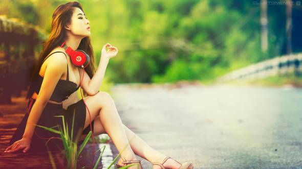 thai girl with headphones 2 предпросмотр