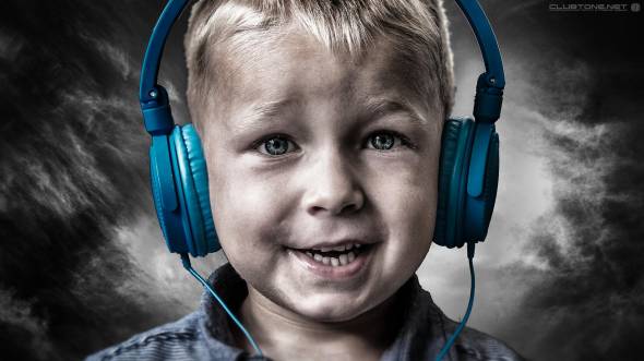 blue-eyed boy with blue headphones предпросмотр