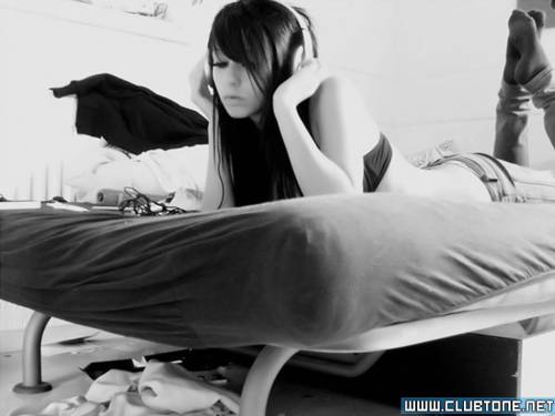 девушка в наушниках на кровати предпросмотр