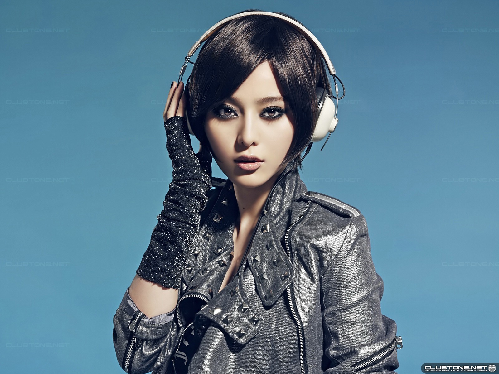 Asian girl in headphones девушка в наушниках</a></noi девушка в наушниках
