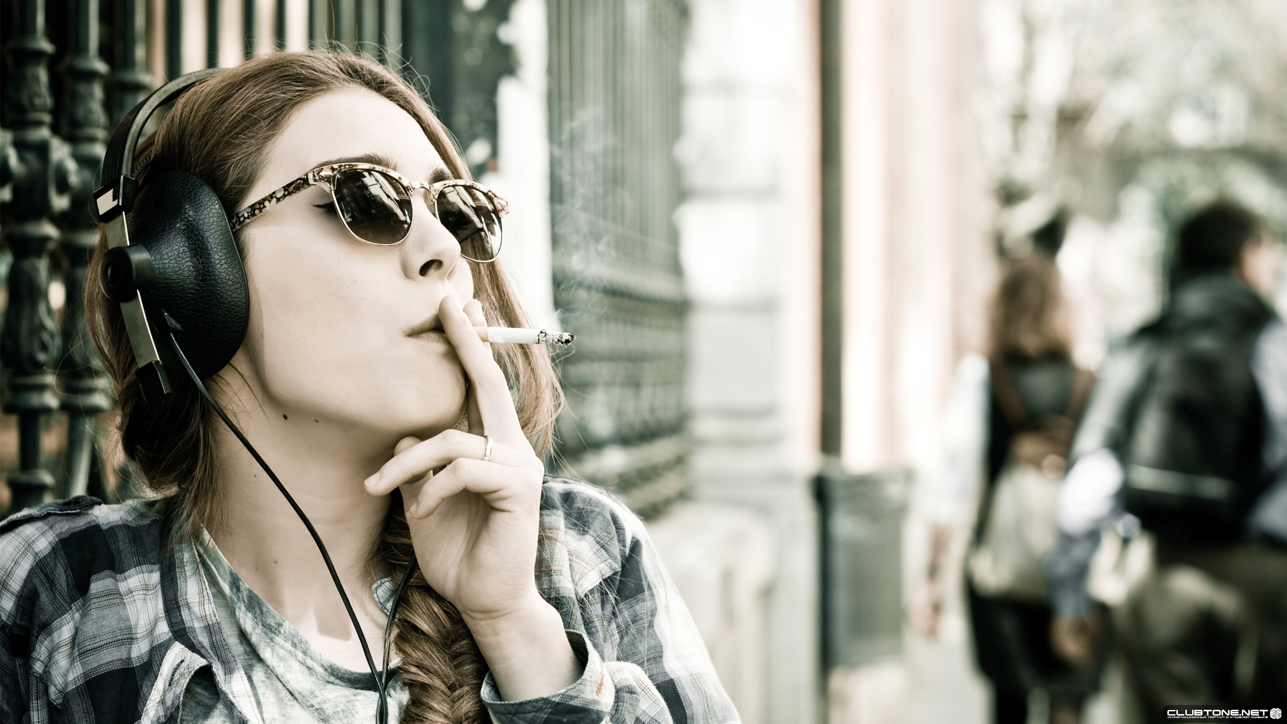 девушка с сигаретой наушники курение