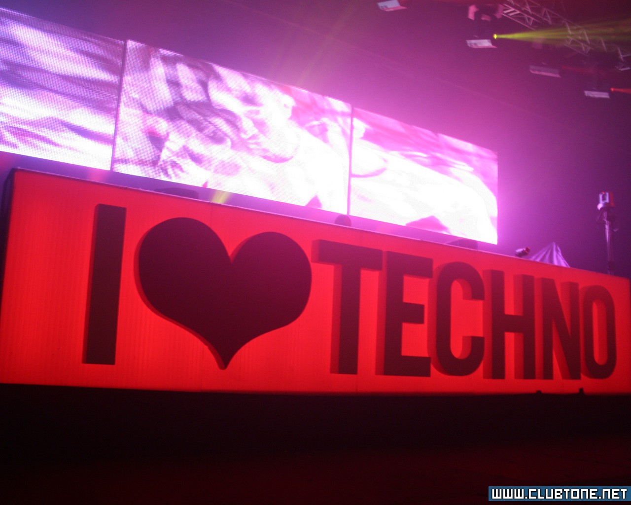 i love techno  